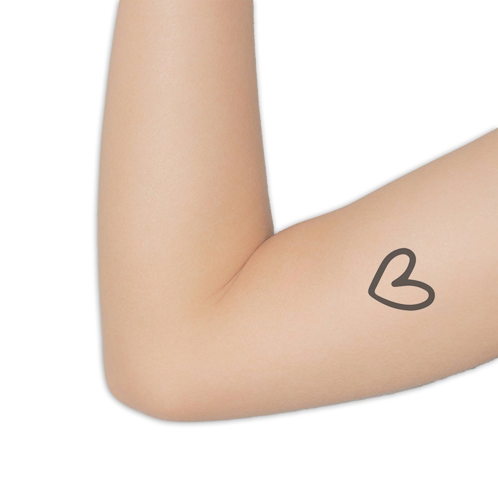 Klein hartje als semi-permanente tattoo aan de binnenkant van een onderarm