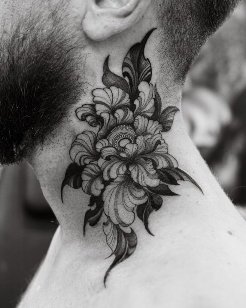 Bloemtattoo in fijne zwarte lijnen in de nek, in zwart-wit gefotografeerd